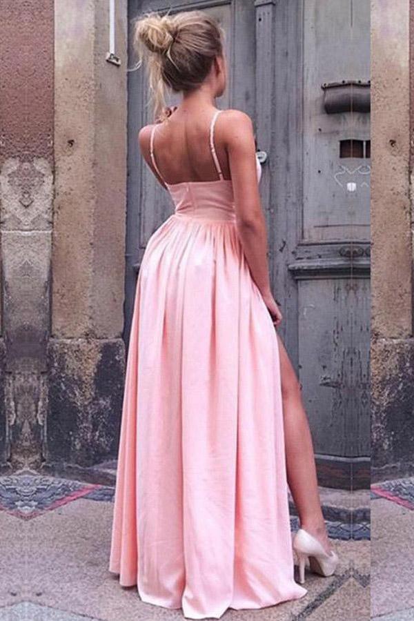 Vestido de noche formal plisado rosa con tirantes finos en forma de A y abertura alta